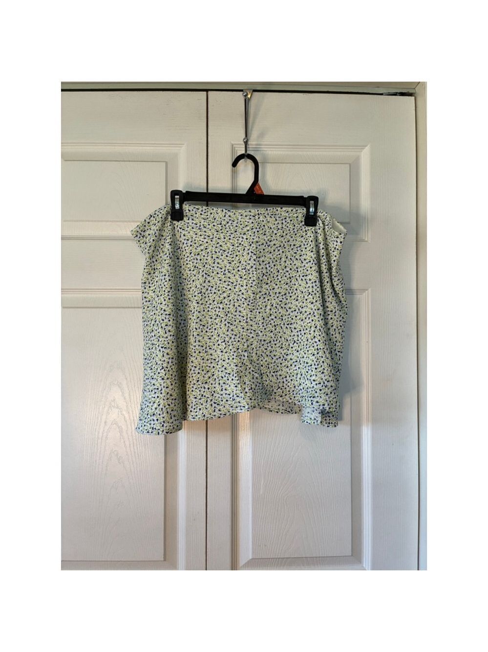 Women's H&M Plus Size 20 Floral Mini Skirt in White and Green